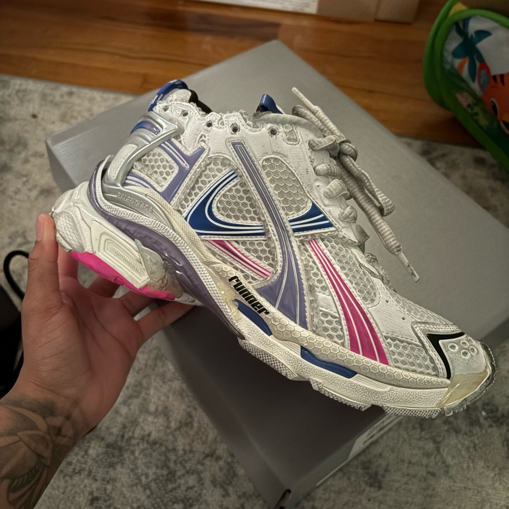 NEVER WORN Balenciaga Runners 
White/Pink/Navy size 37.